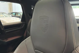 Harmaa Porsche Cayenne 2024 kuva 30.