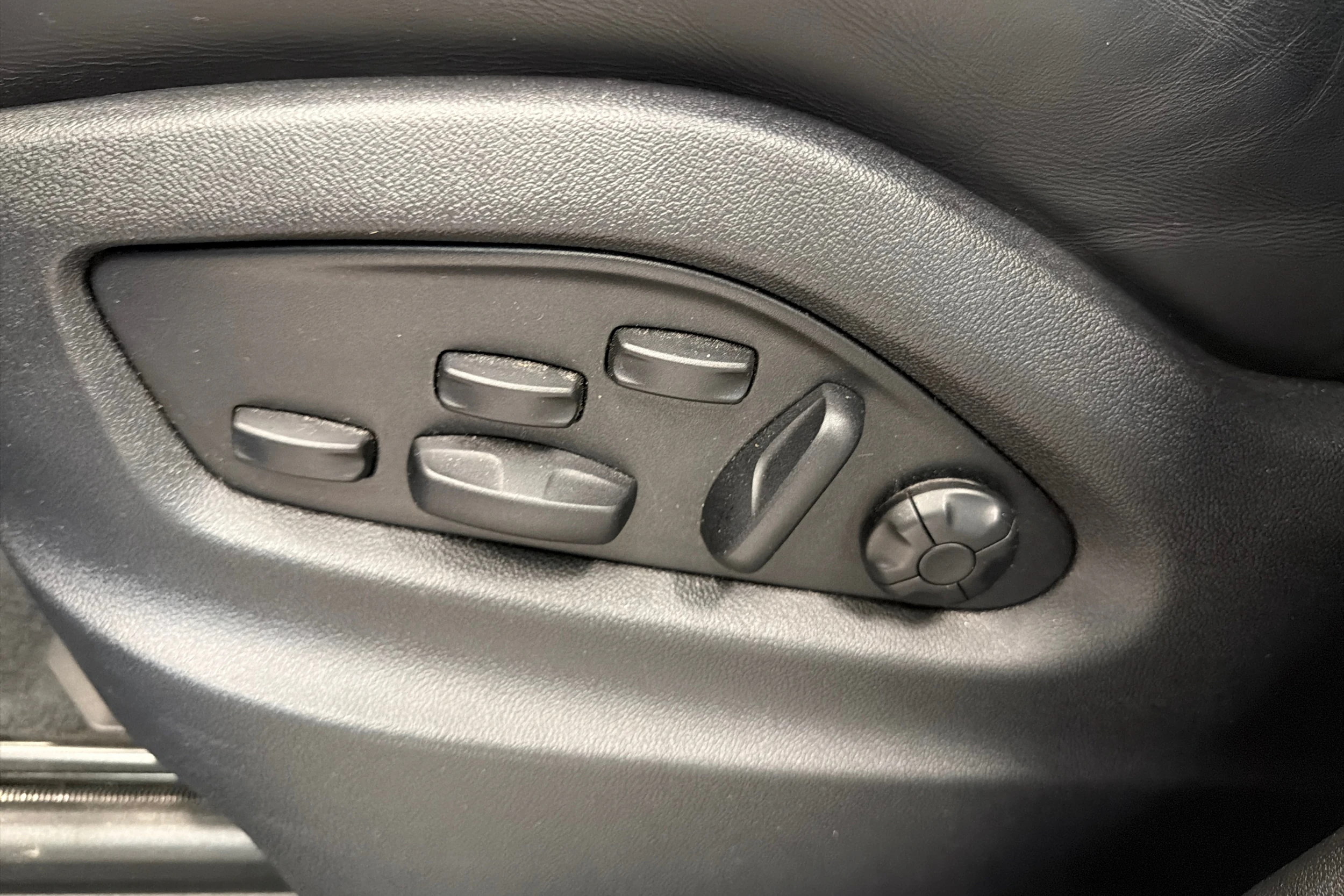 Harmaa Porsche Cayenne 2024 kuva 31.