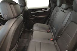 valkoinen Porsche Cayenne 2024 kuva 8.