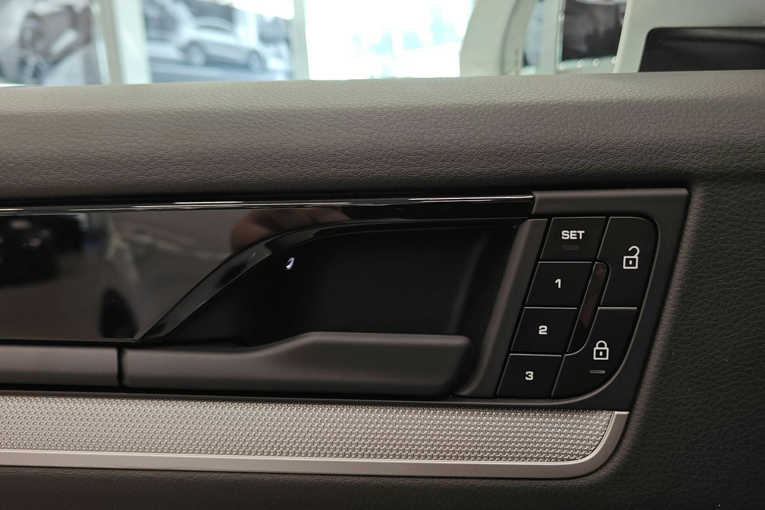 valkoinen Porsche Cayenne 2024 kuva 11.