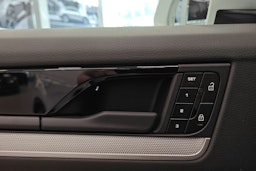valkoinen Porsche Cayenne 2024 kuva 11.