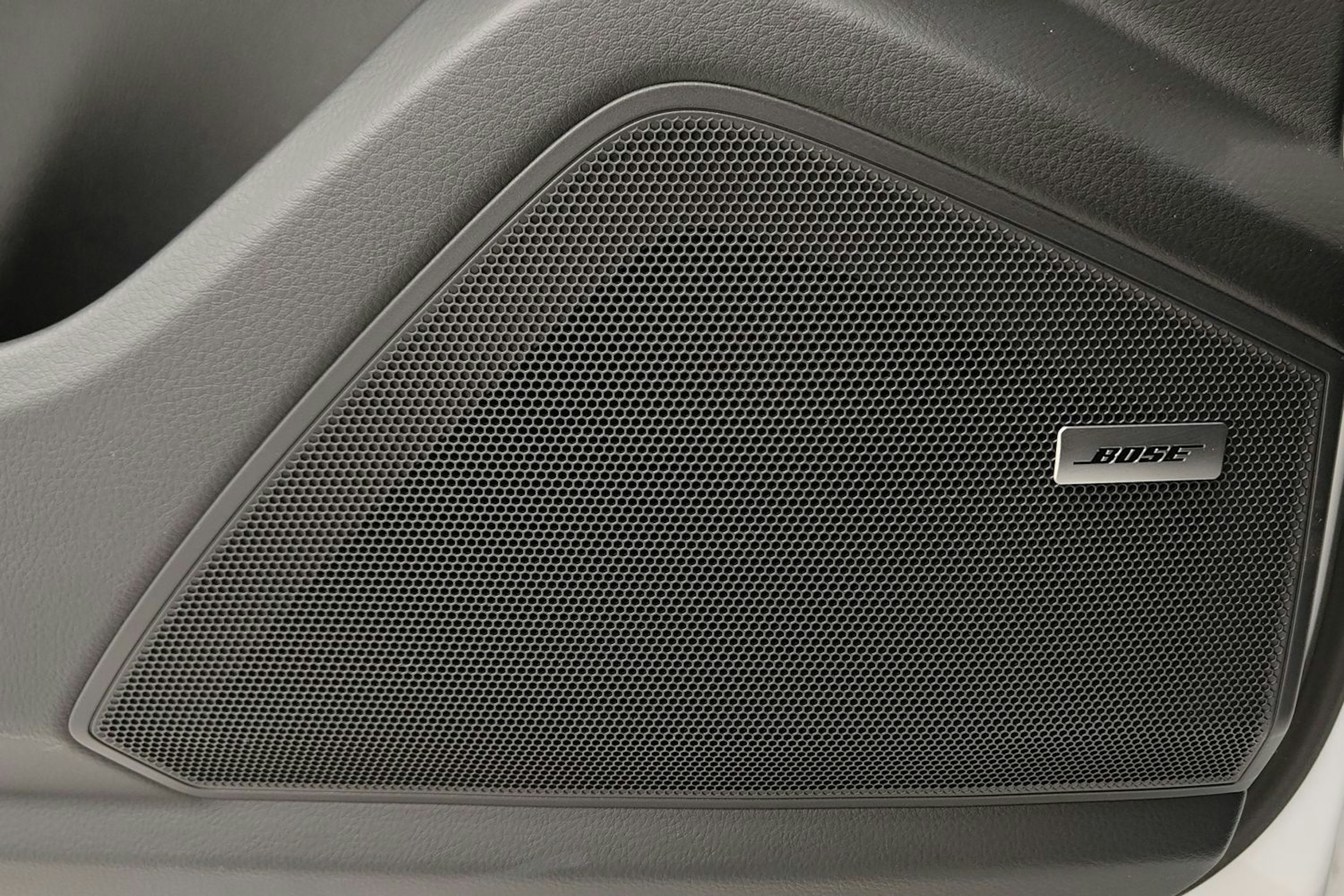 valkoinen Porsche Cayenne 2024 kuva 12.