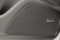 valkoinen Porsche Cayenne 2024 kuva 12.