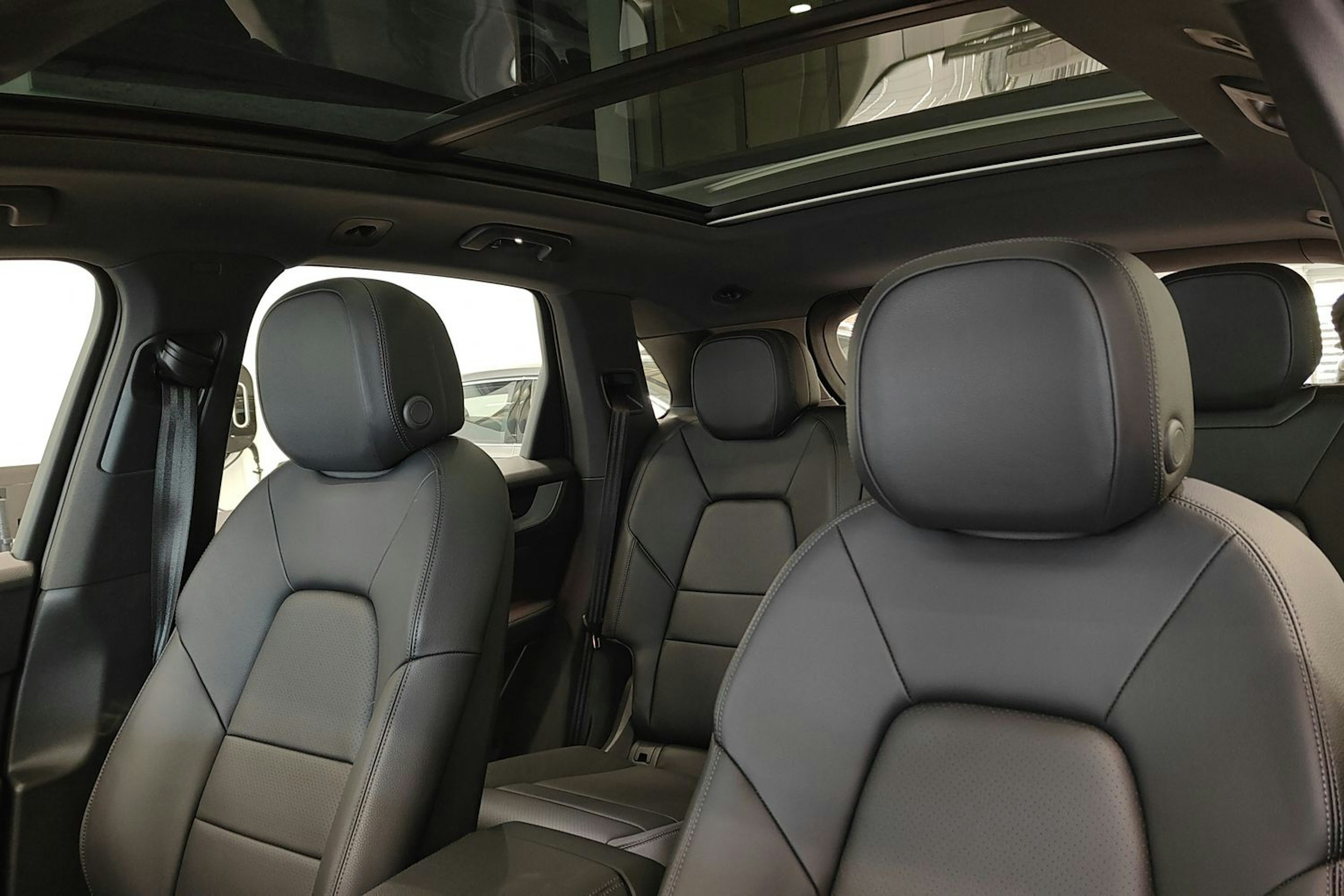 valkoinen Porsche Cayenne 2024 kuva 14.