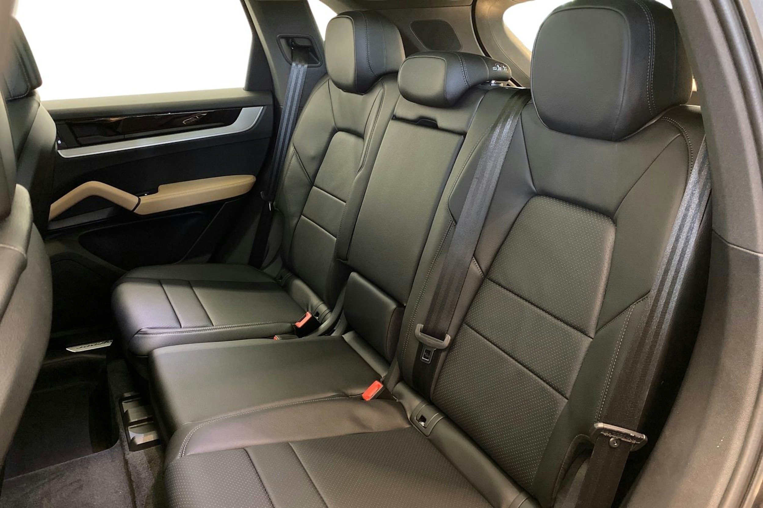 harmaa Porsche Cayenne 2024 kuva 8.