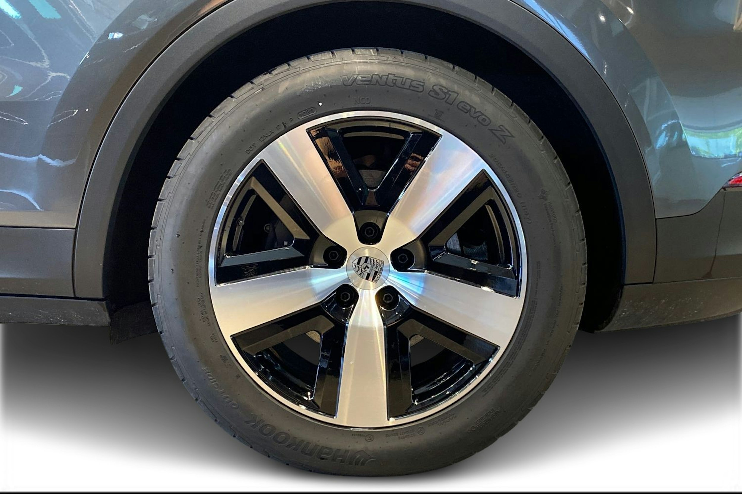 harmaa Porsche Cayenne 2024 kuva 9.