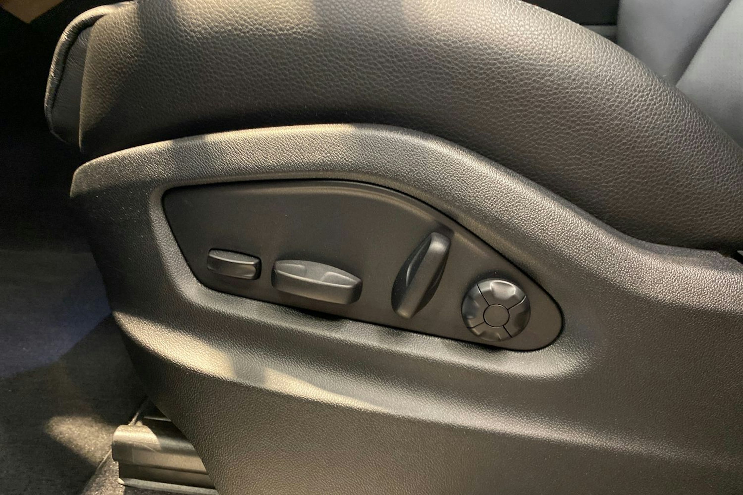 harmaa Porsche Cayenne 2024 kuva 10.