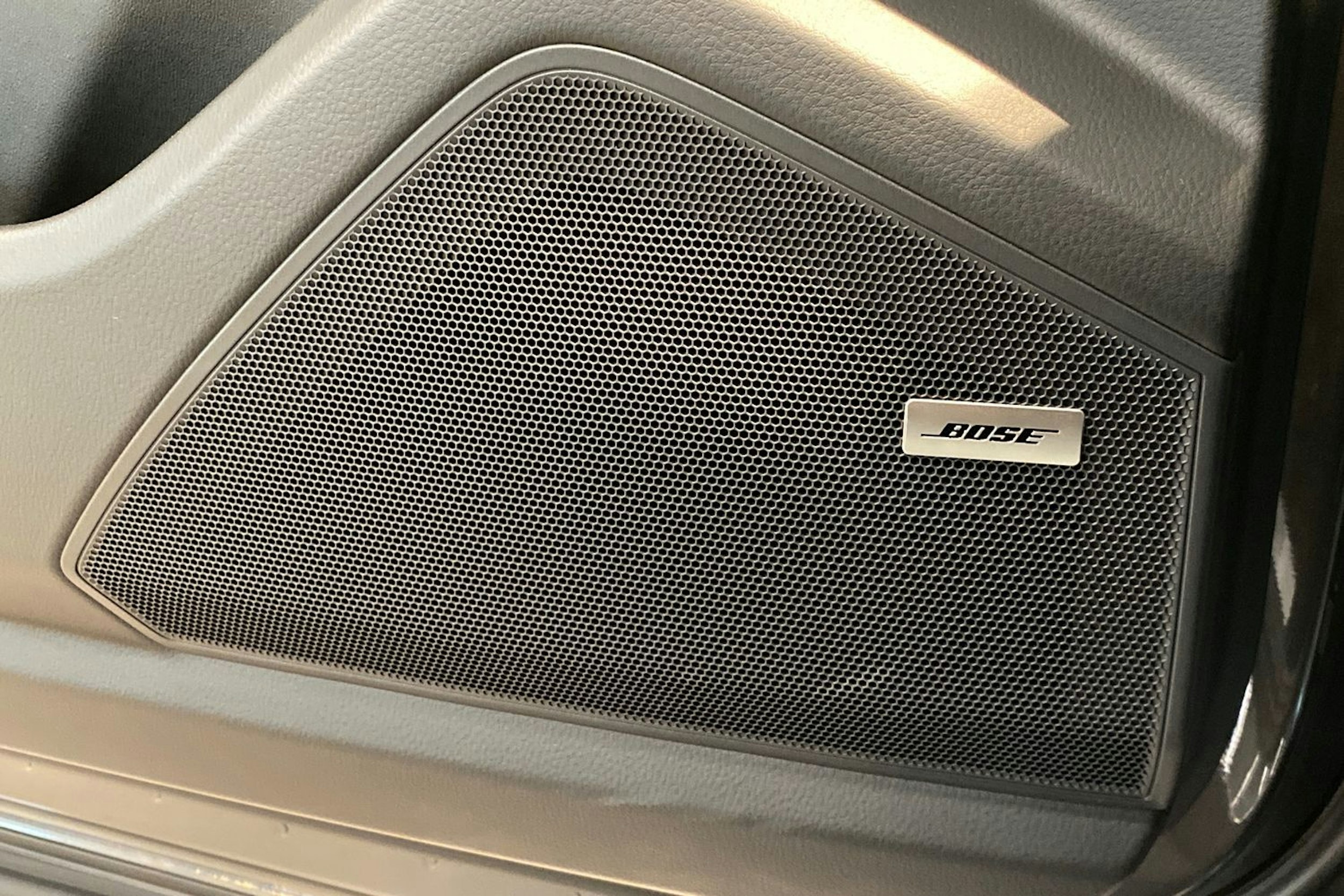 harmaa Porsche Cayenne 2024 kuva 13.