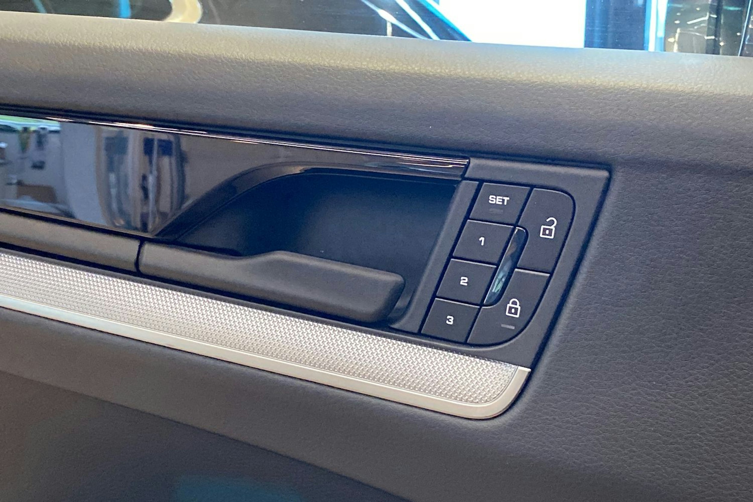 harmaa Porsche Cayenne 2024 kuva 14.