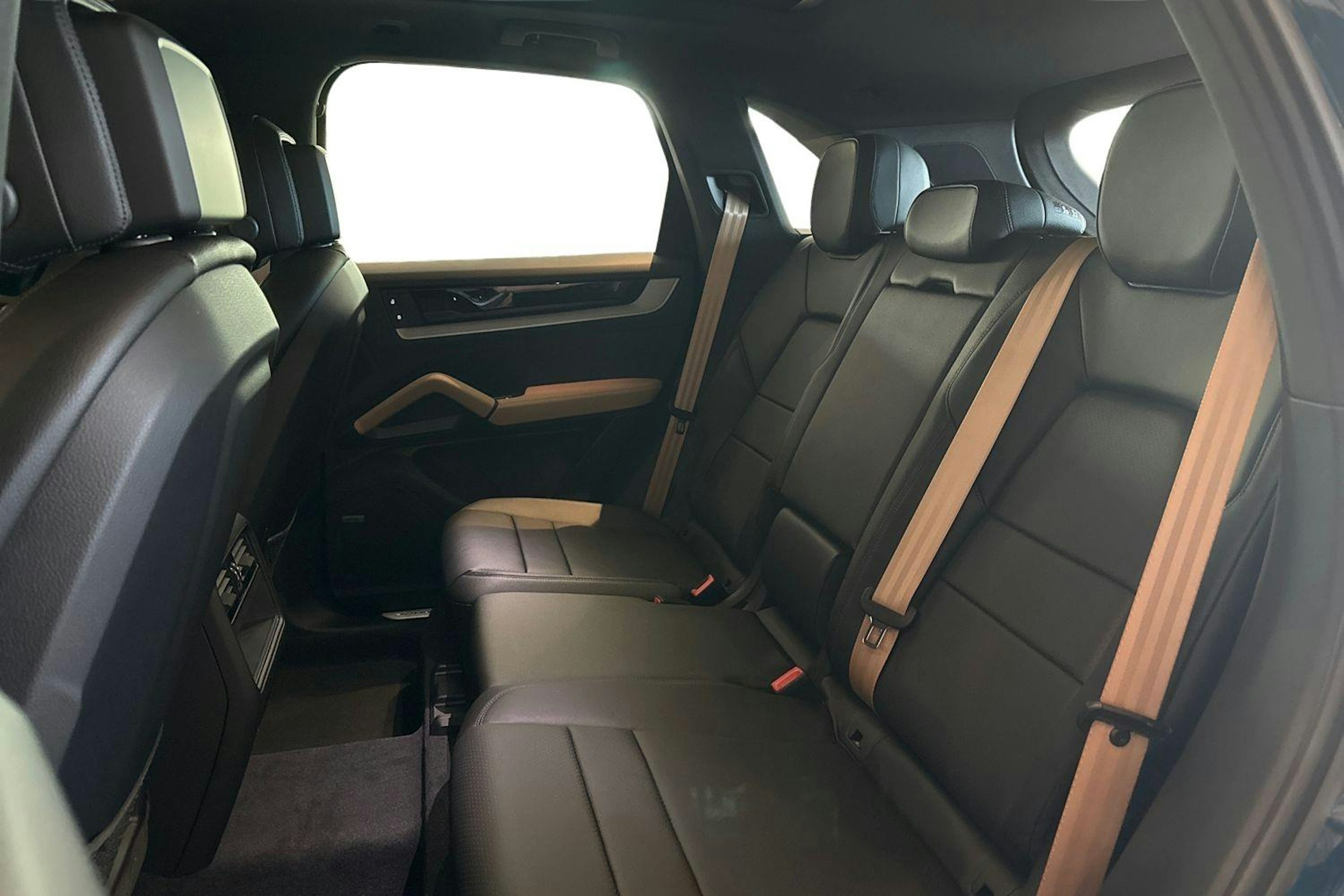 sininen Porsche Cayenne 2024 kuva 8.