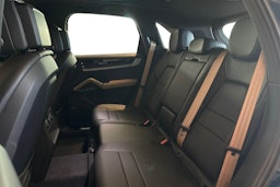 sininen Porsche Cayenne 2024 kuva 8.