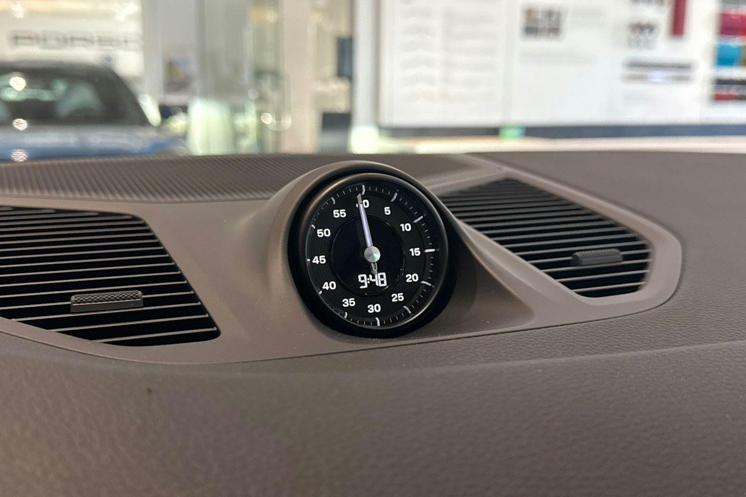 sininen Porsche Cayenne 2024 kuva 12.
