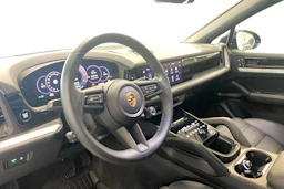 sininen Porsche Cayenne 2024 kuva 6.