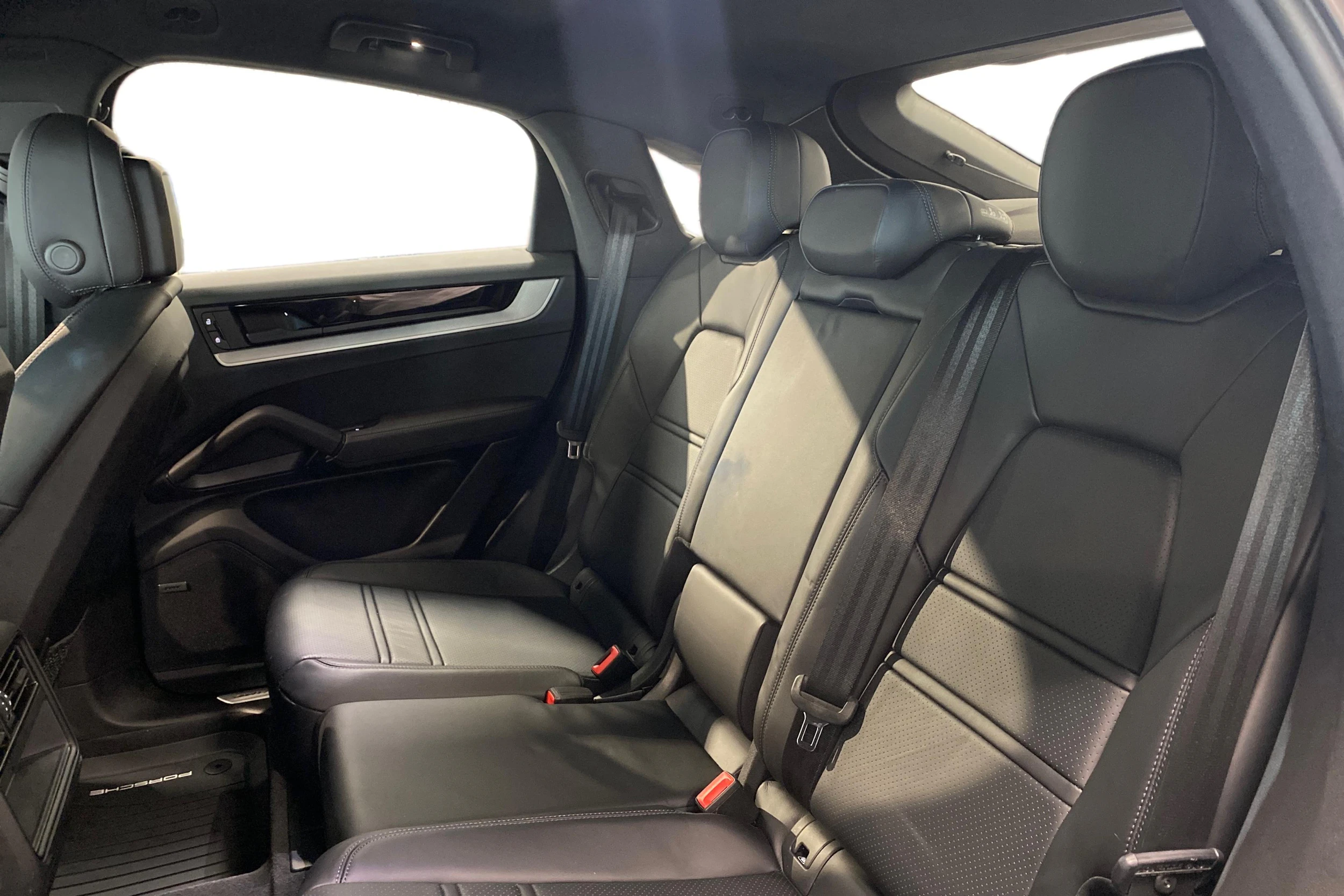 sininen Porsche Cayenne 2024 kuva 8.