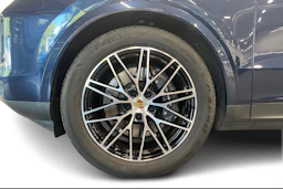 sininen Porsche Cayenne 2024 kuva 9.