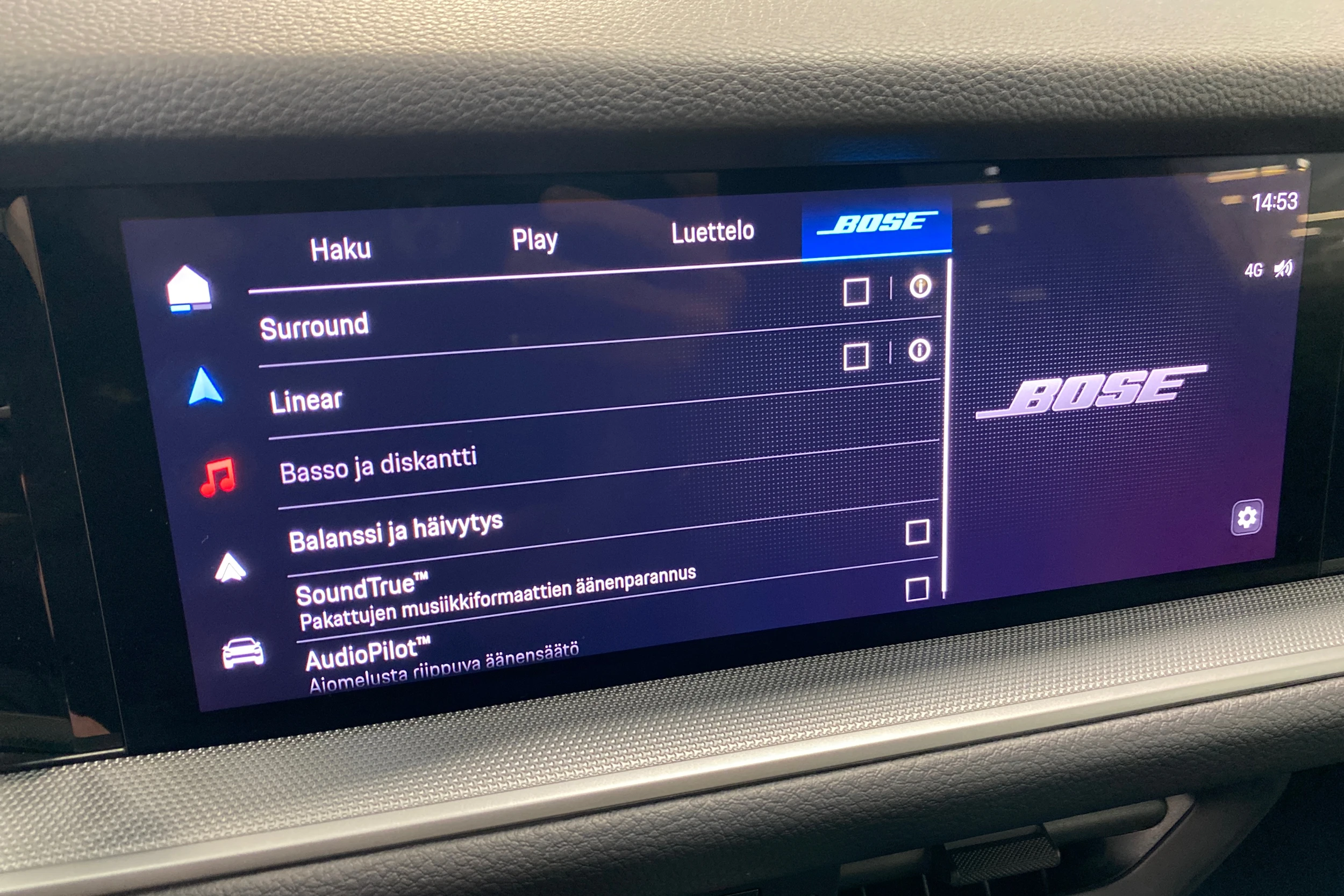 sininen Porsche Cayenne 2024 kuva 11.