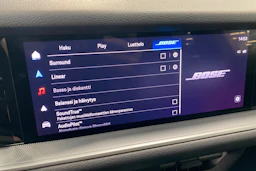 sininen Porsche Cayenne 2024 kuva 11.