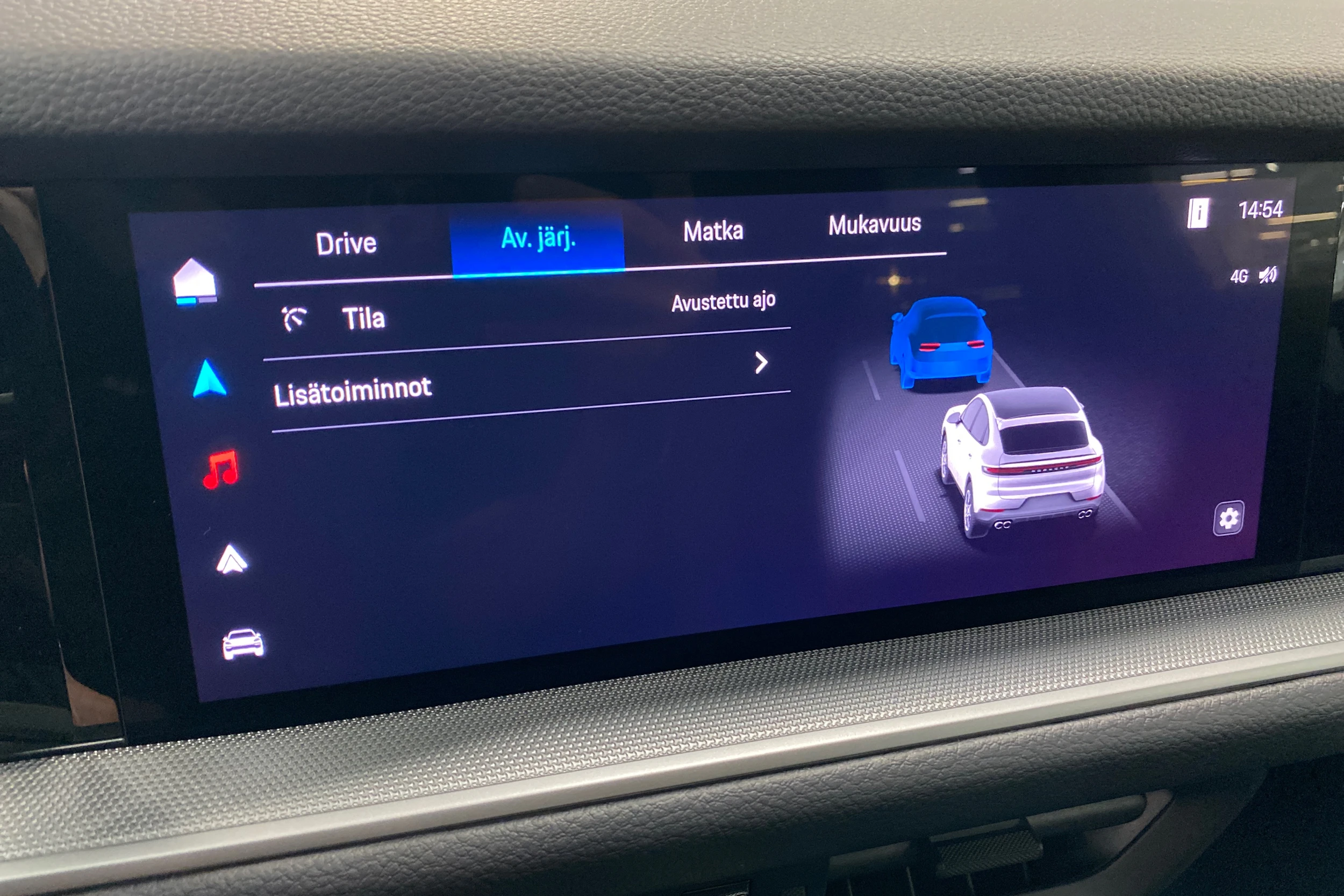 sininen Porsche Cayenne 2024 kuva 13.