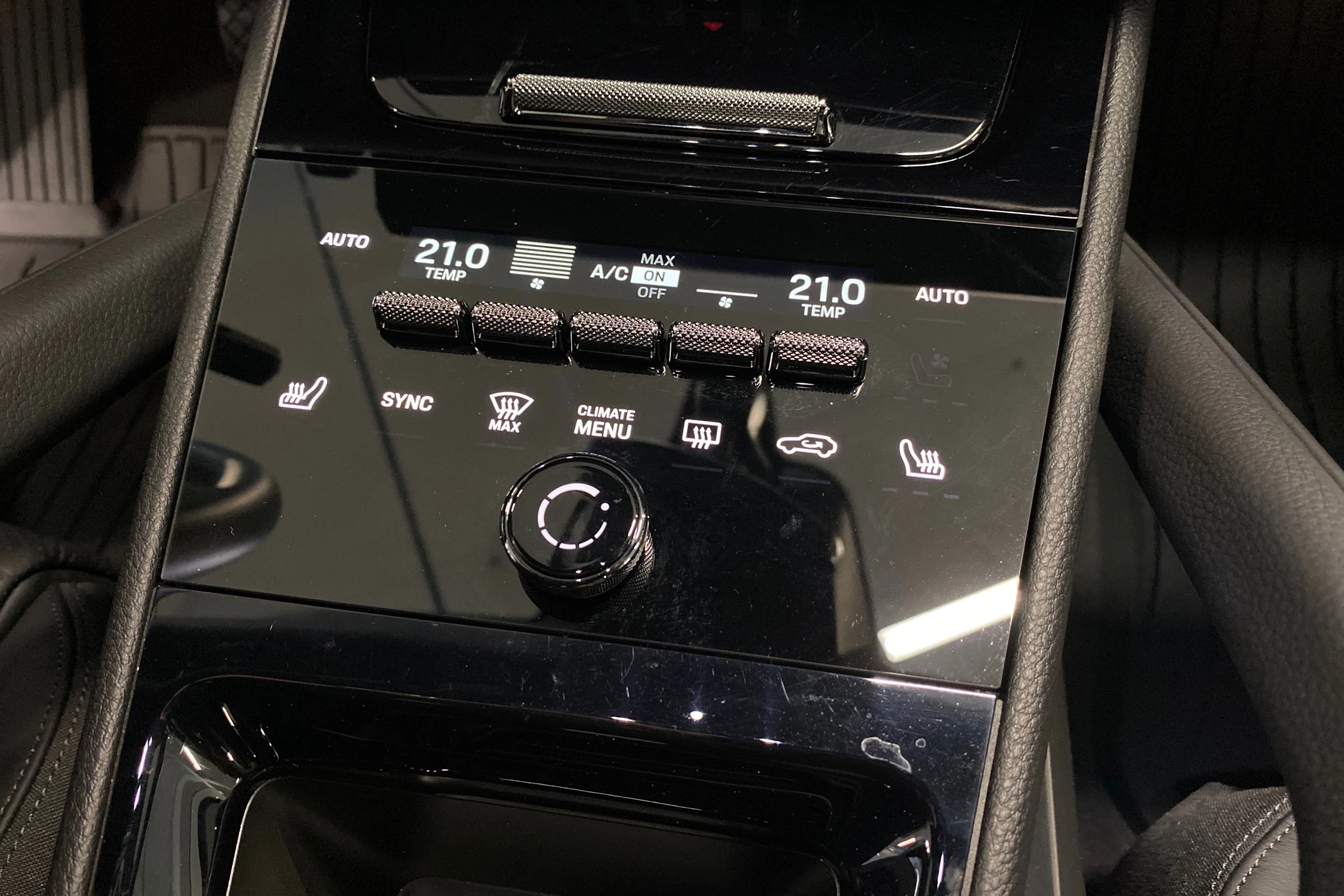 sininen Porsche Cayenne 2024 kuva 14.
