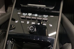 sininen Porsche Cayenne 2024 kuva 14.
