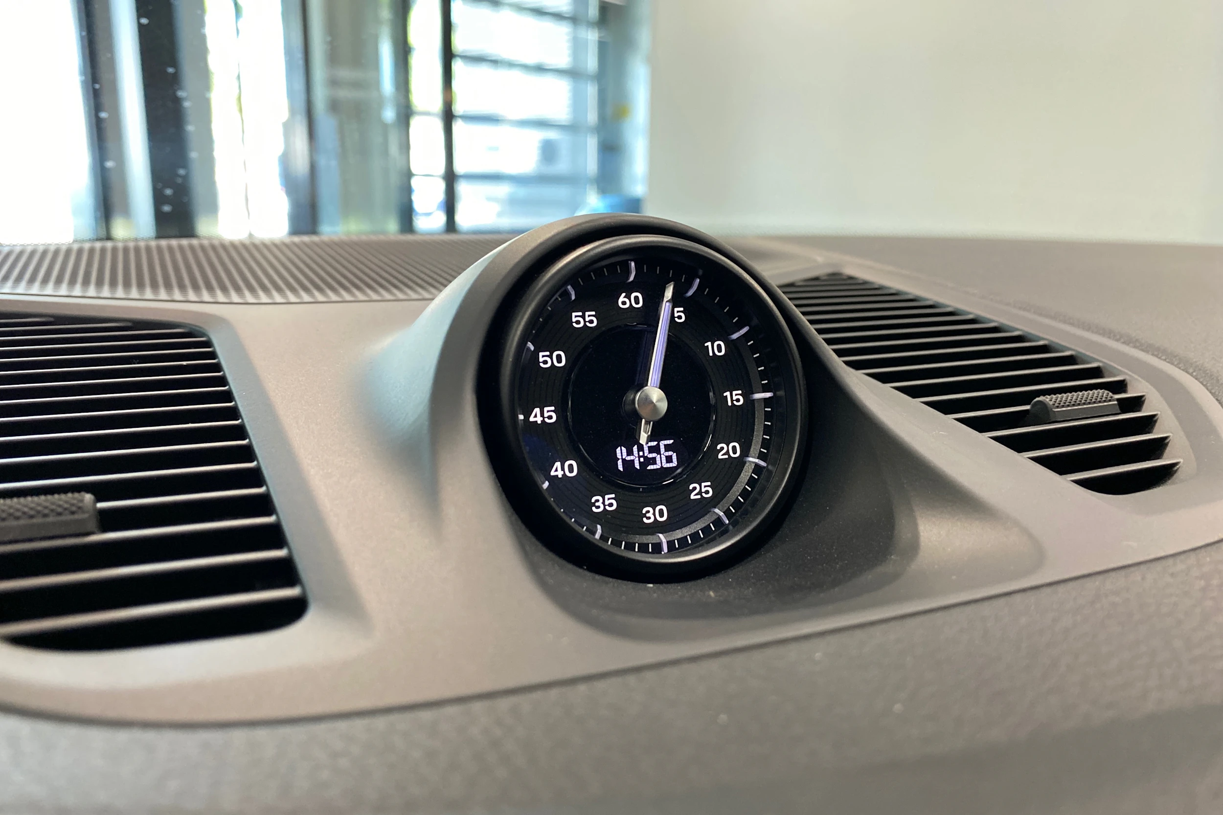 sininen Porsche Cayenne 2024 kuva 16.