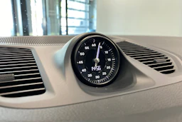 sininen Porsche Cayenne 2024 kuva 16.