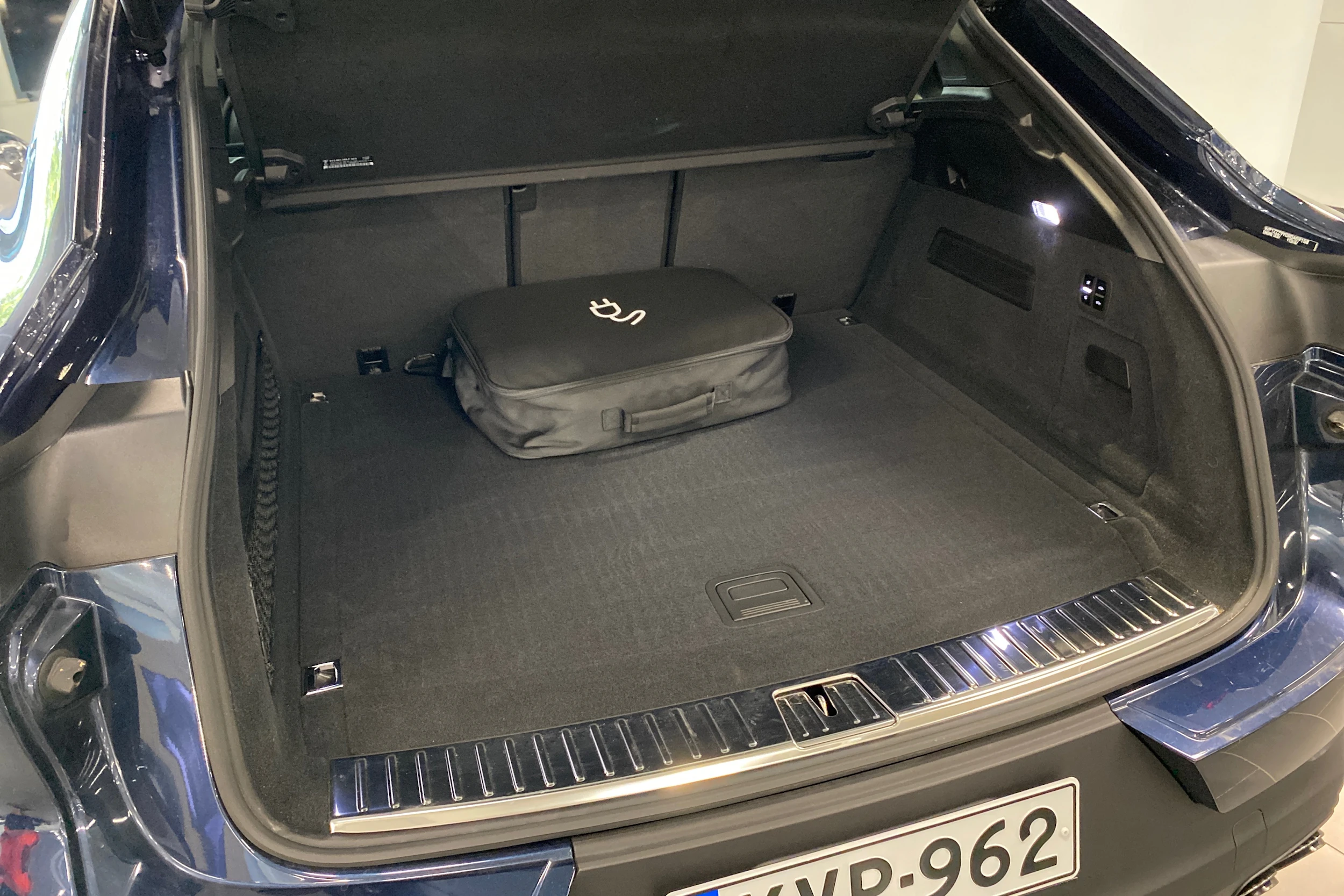 sininen Porsche Cayenne 2024 kuva 19.