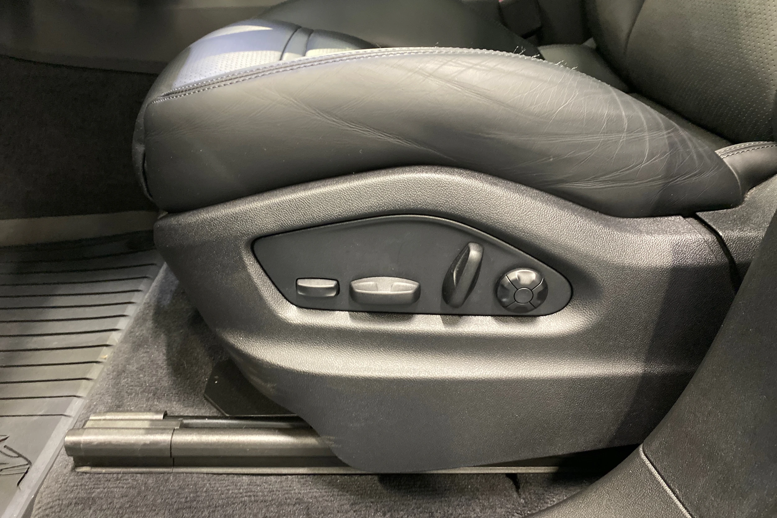 sininen Porsche Cayenne 2024 kuva 22.