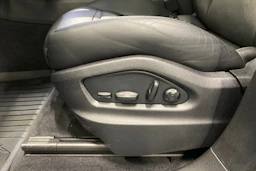sininen Porsche Cayenne 2024 kuva 22.