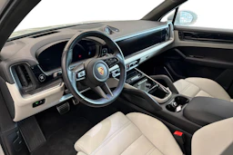 Harmaa Porsche Cayenne 2024 kuva 6.