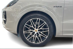 Harmaa Porsche Cayenne 2024 kuva 8.