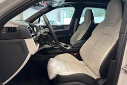 Harmaa Porsche Cayenne 2024 kuva 9.