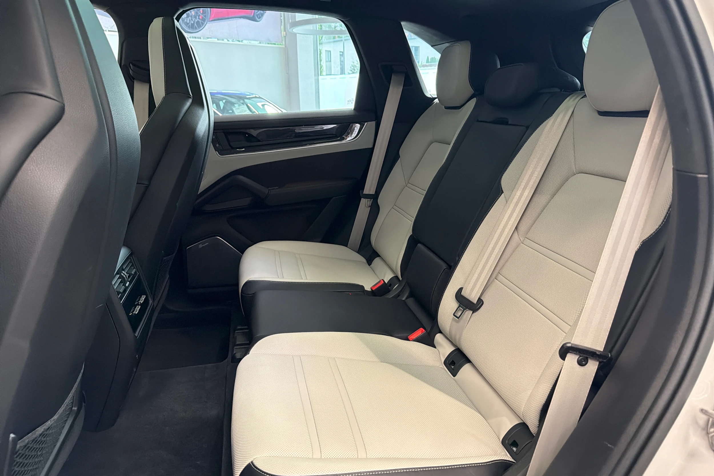 Harmaa Porsche Cayenne 2024 kuva 10.