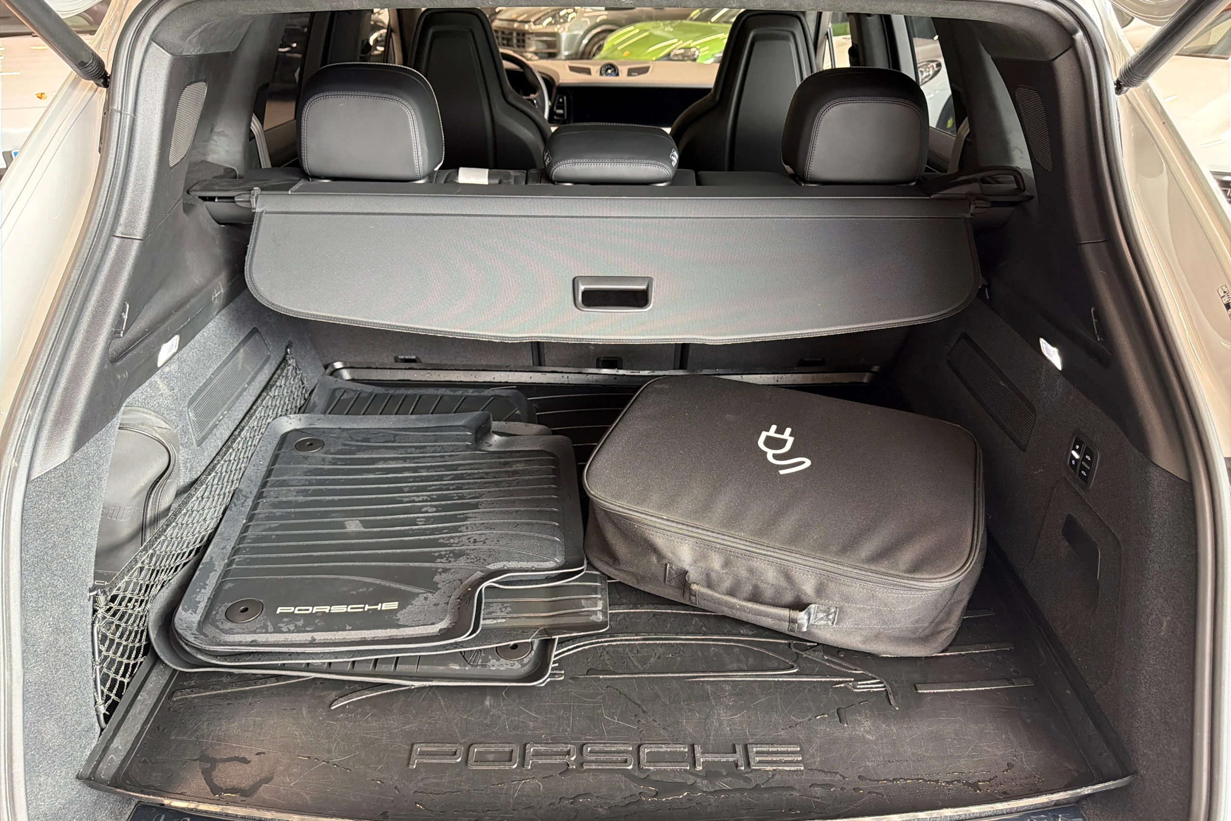 Harmaa Porsche Cayenne 2024 kuva 11.