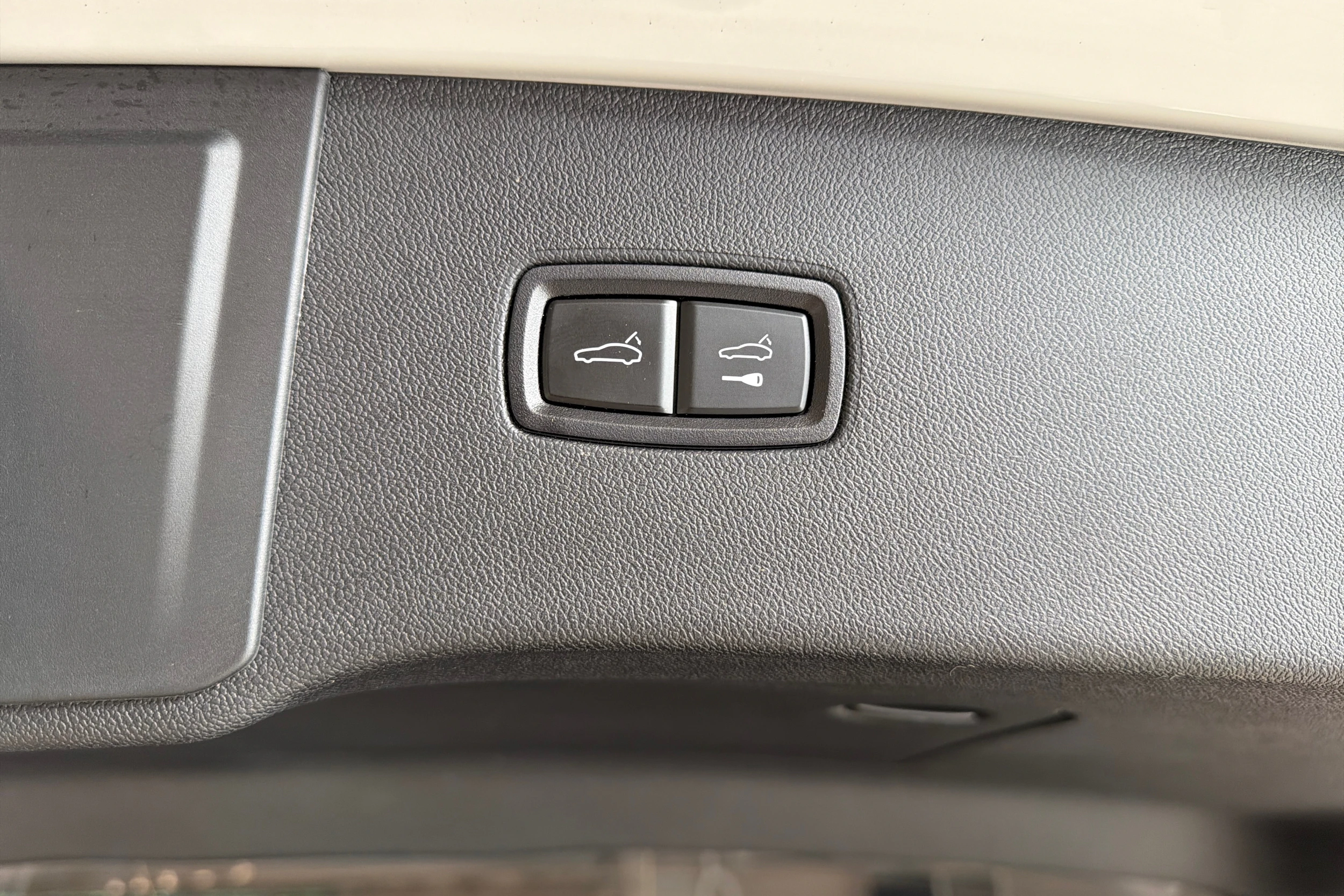 Harmaa Porsche Cayenne 2024 kuva 12.