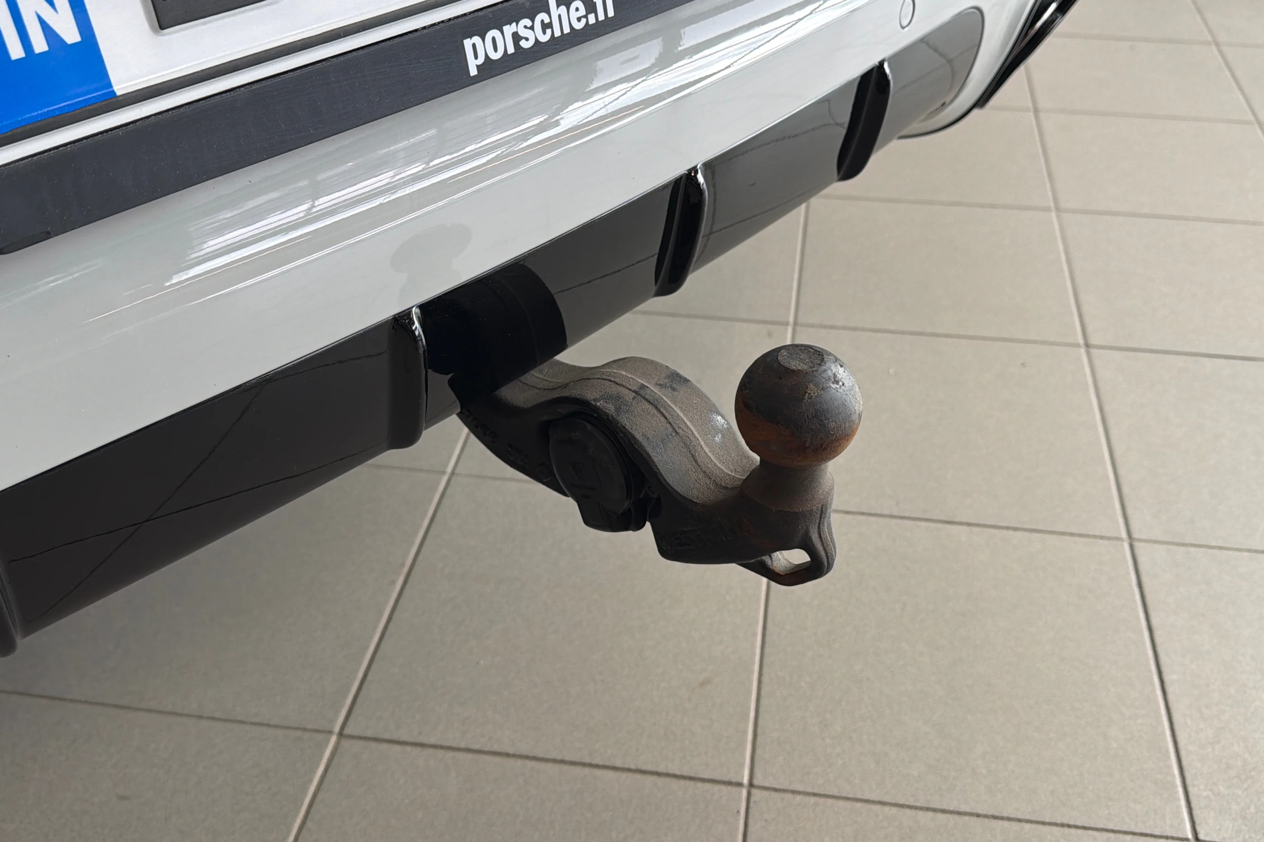Harmaa Porsche Cayenne 2024 kuva 13.