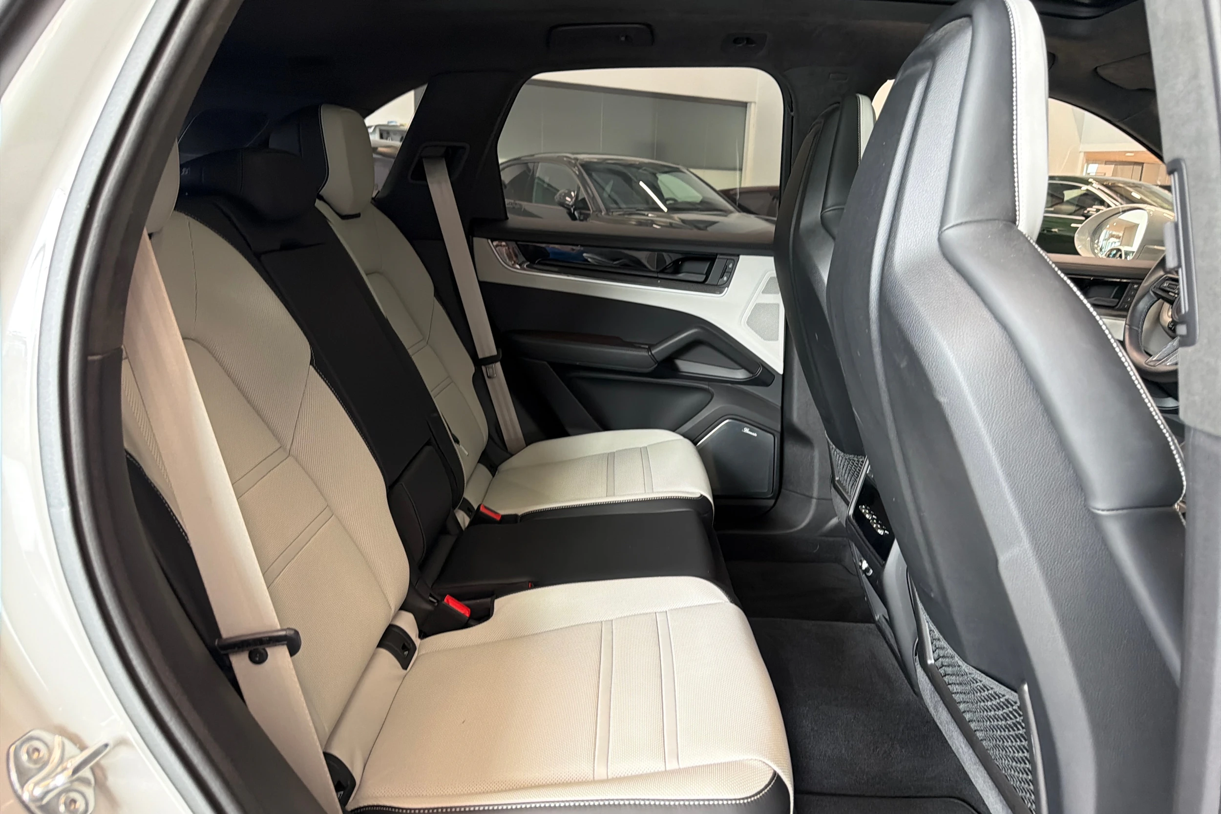 Harmaa Porsche Cayenne 2024 kuva 14.