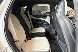 Harmaa Porsche Cayenne 2024 kuva 14.
