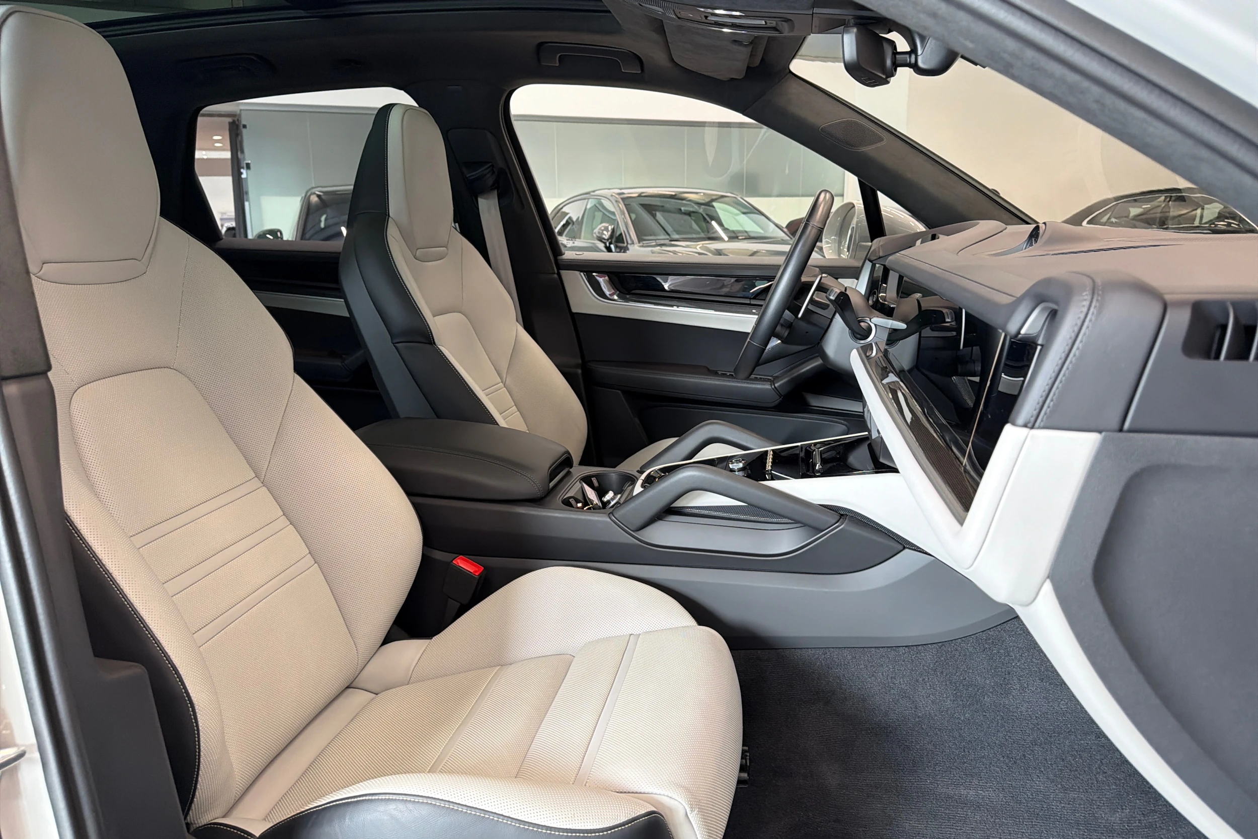 Harmaa Porsche Cayenne 2024 kuva 15.