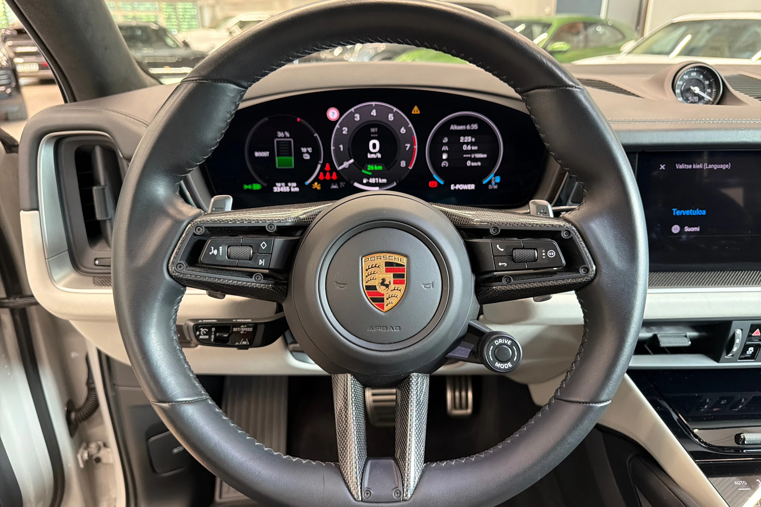 Harmaa Porsche Cayenne 2024 kuva 16.
