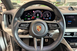 Harmaa Porsche Cayenne 2024 kuva 16.