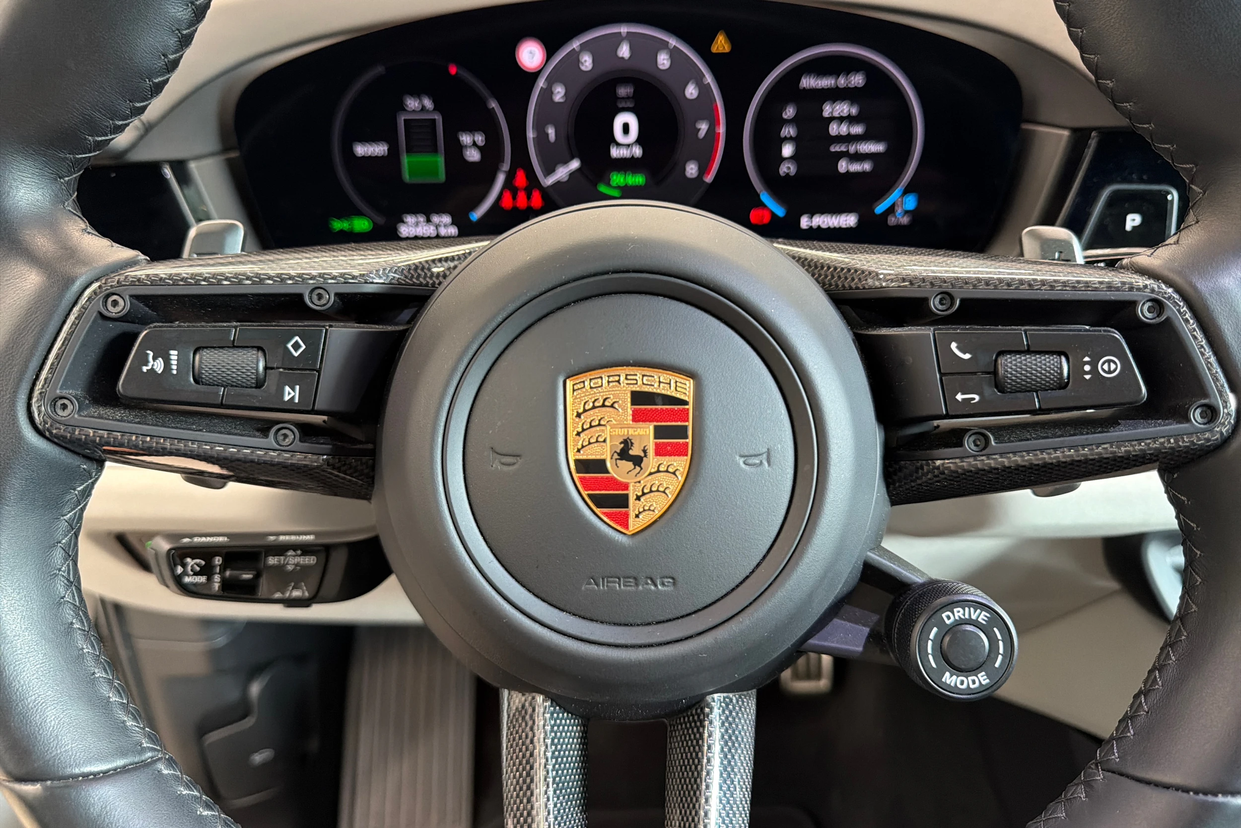 Harmaa Porsche Cayenne 2024 kuva 17.