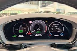 Harmaa Porsche Cayenne 2024 kuva 19.