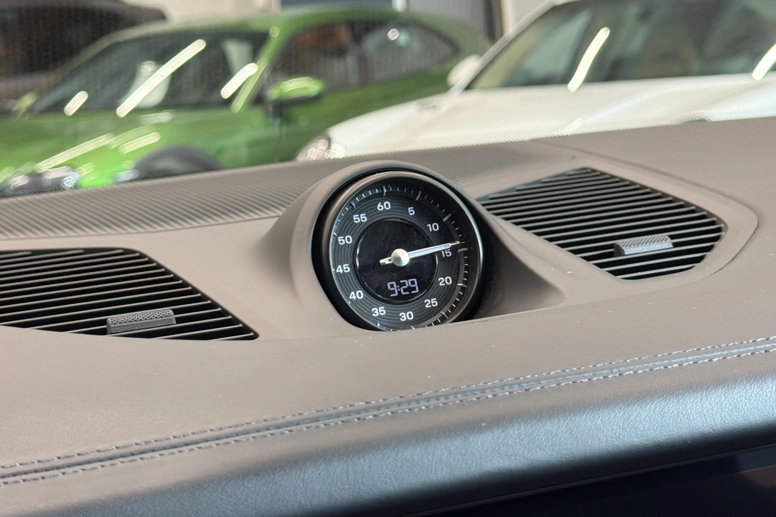 Harmaa Porsche Cayenne 2024 kuva 23.