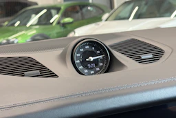 Harmaa Porsche Cayenne 2024 kuva 23.