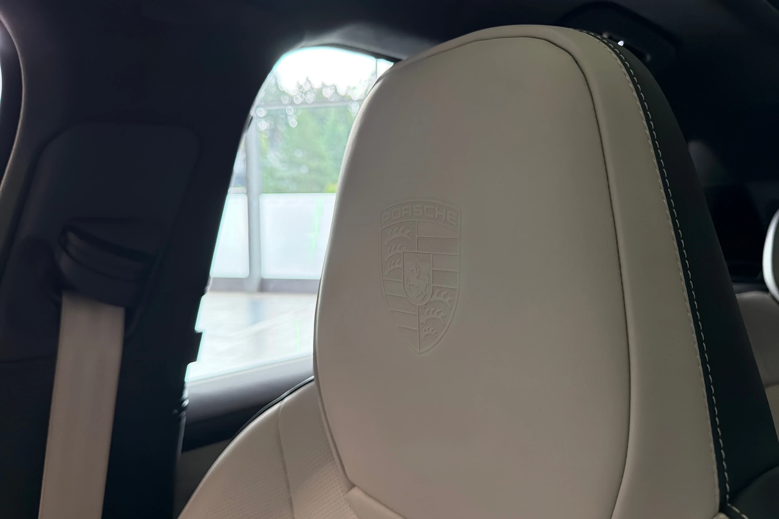 Harmaa Porsche Cayenne 2024 kuva 24.