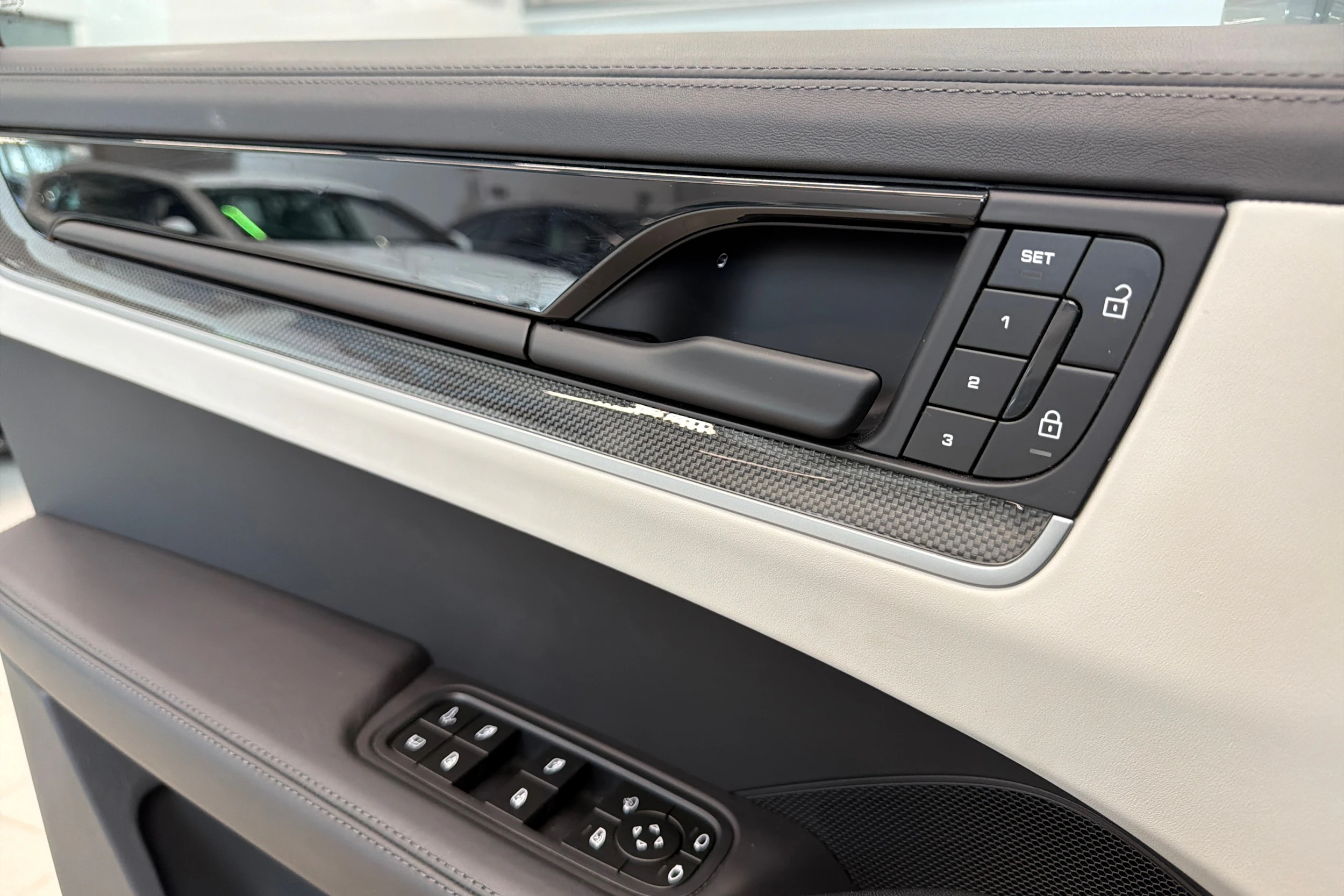 Harmaa Porsche Cayenne 2024 kuva 25.