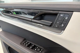 Harmaa Porsche Cayenne 2024 kuva 25.