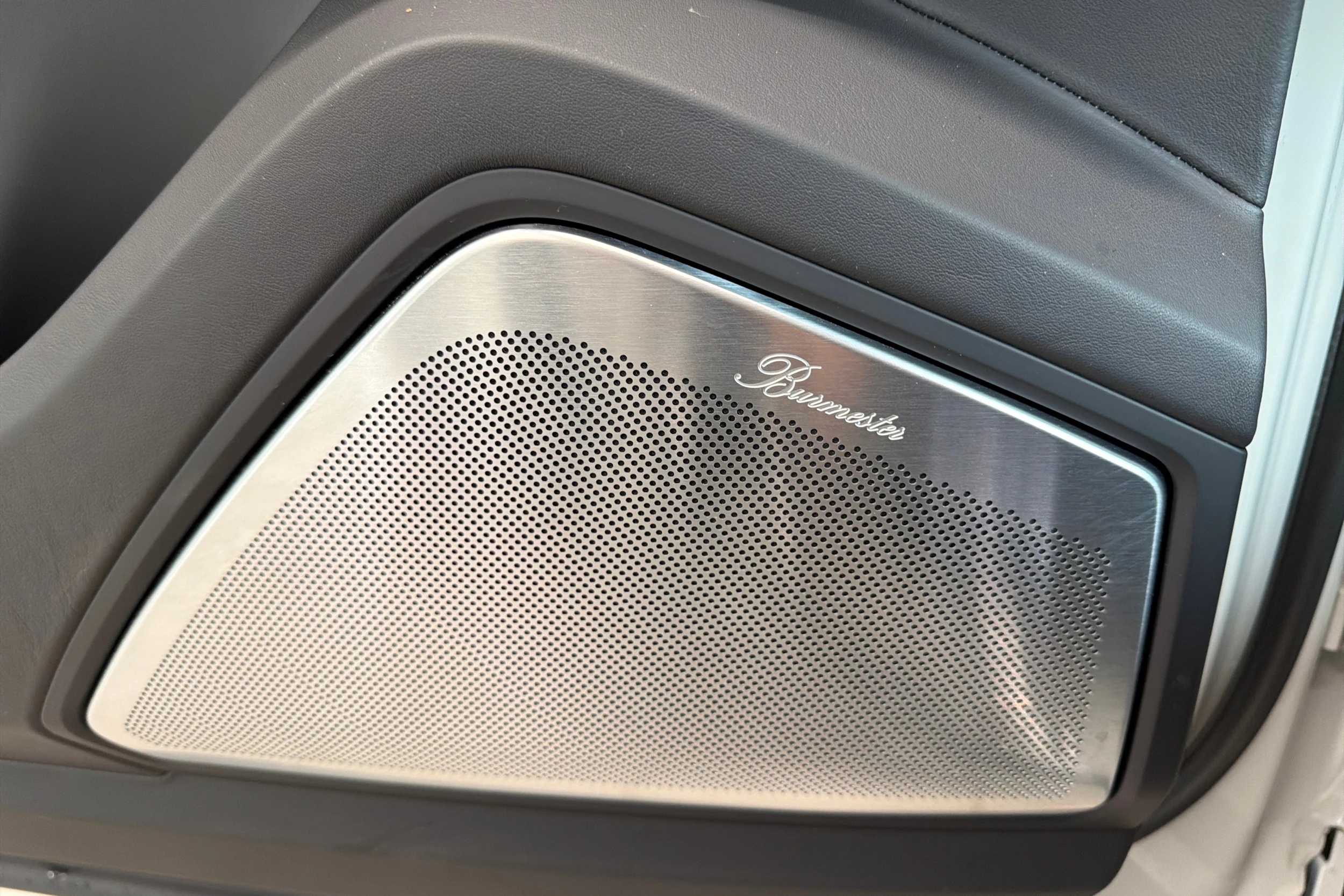Harmaa Porsche Cayenne 2024 kuva 26.
