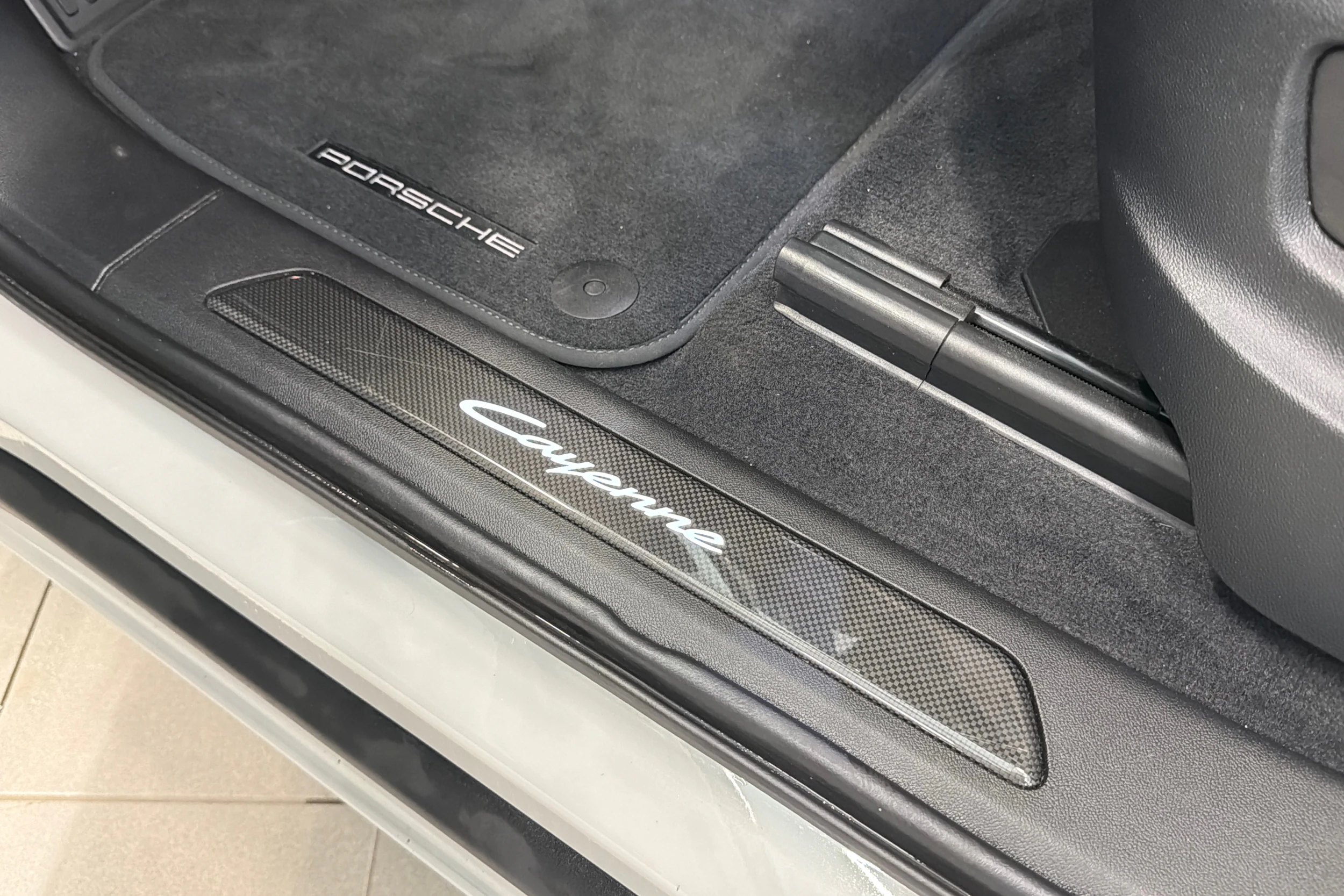 Harmaa Porsche Cayenne 2024 kuva 27.